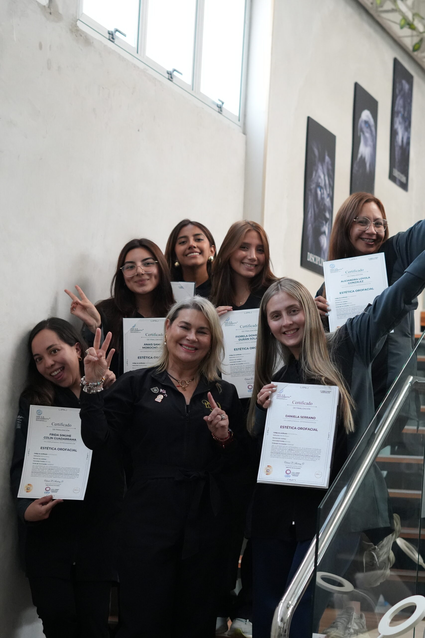 Instructor en entrega de certificados