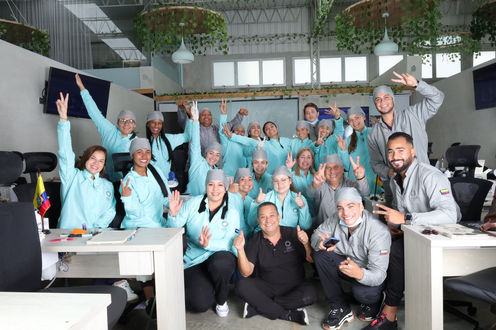 Equipo y estudiantes de CEO US University